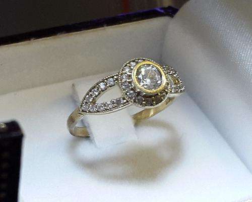 STUNNING 9CT GOLD LADIES RING @ LOW START R1 AUCTION. VERY SPARKLY