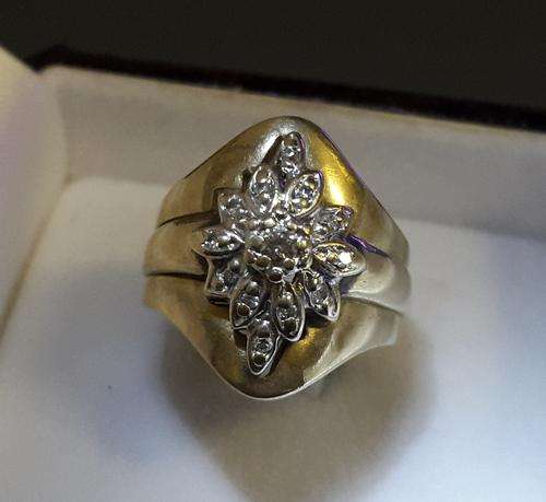 STUNNING 9CT GOLD 3 PIECE DIAMOND RING SET