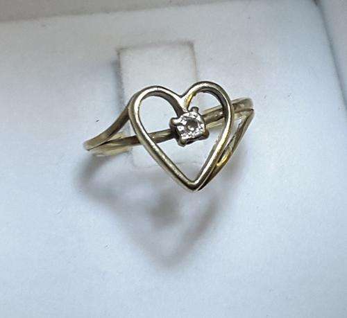 9CT GOLD LADIES RING HEART SHAPE WITH DIAMOND