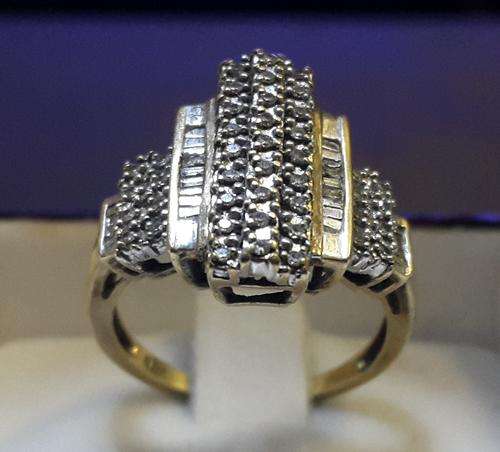 FULL OF DIAMONDS 9CT GOLD LADIES RING!!