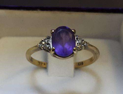 DIAMOND AND AMETHYST LADIES 9CT GOLD RING