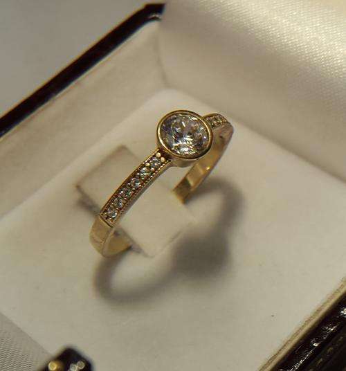 9CT GOLD LADIES RING SHIMMERY