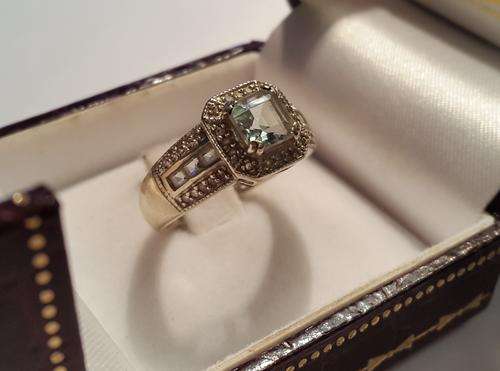 ABSOLUTELY STUNNING 9CT WHITE GOLD RING WITH CUBIC ZIRCONIA STONES