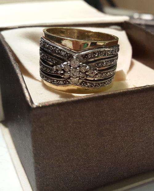 REMARKABLE 18CT WHITE AND YELLOW GOLD LADIES DIAMOND RING FULL OF DIAMONDS