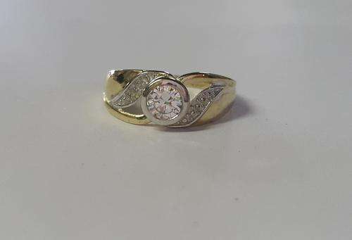STUNNING 9CT GOLD LADIES RING WITH CUBIC ZIRCONIA STONES