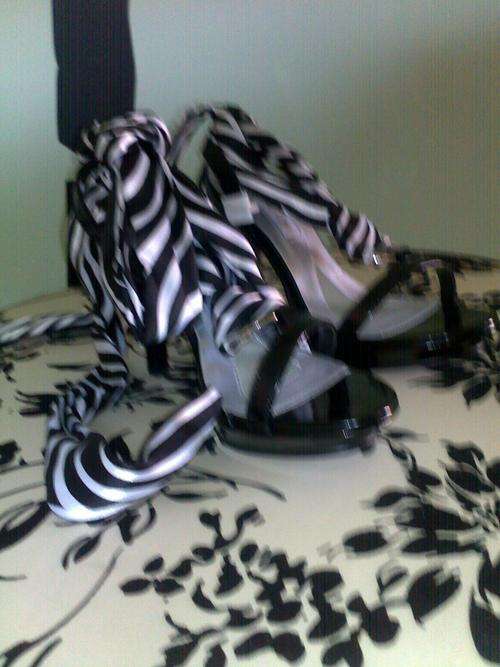 Black shoes with lint different colours for different looks