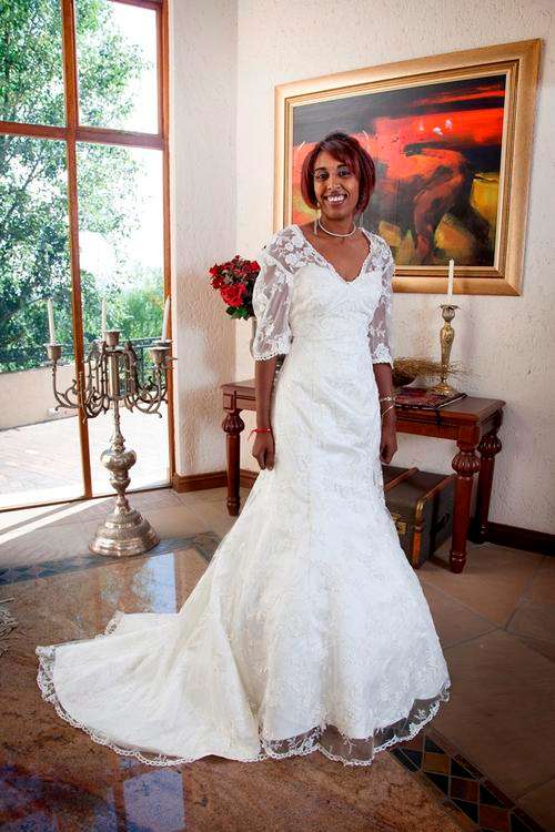 Ivory Lace Vintage wedding dress - Size 10