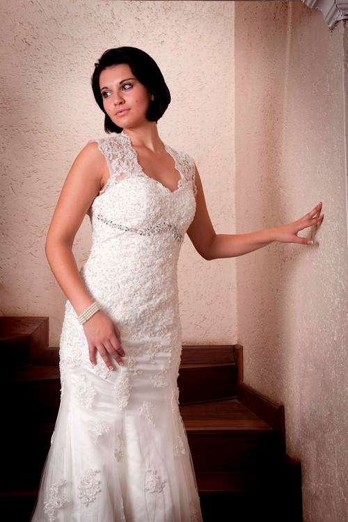 Ivory Lace Vintage wedding dress - Size 10