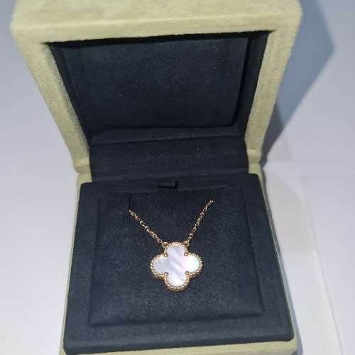 Van Cleef & Arpels Vintage Alhambra pendant, 18K yellow gold, white mother of pearl