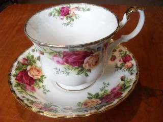A STUNNING ROYAL DOULTON " OLD COUNTRY ROSES " DUO