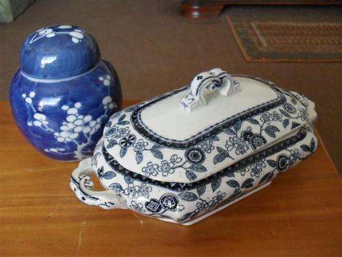 A BLUE AND WHITE GINGER JAR AND BLUE AND WHITE GRAVY DISH......