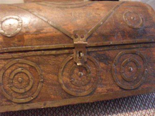 LOVELY WOODEN JEWELLERY CHEST WITH BRASS DESIGN ON !!!!