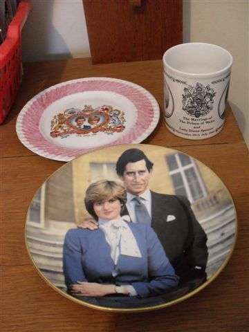 3 COMMEMORATIVE ITEMS (PRINCE CHARLES AND LATE LADY DIANA WEDDING)