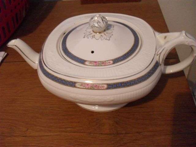 VINTAGE GEORGIAN TEAPOT WITH LID