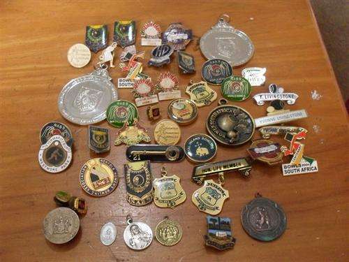 VARIOUS PINS AND BADGES (MOSTLY BOWLING )