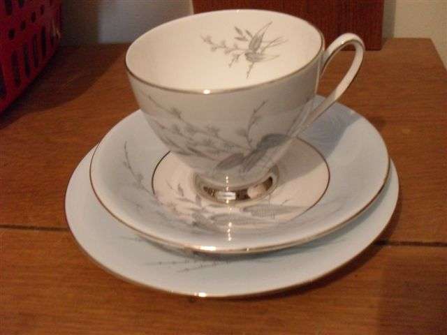 BEAUTIFUL ROYAL STANDARD ENGLAND TRIO...GISELLE PATTERN....