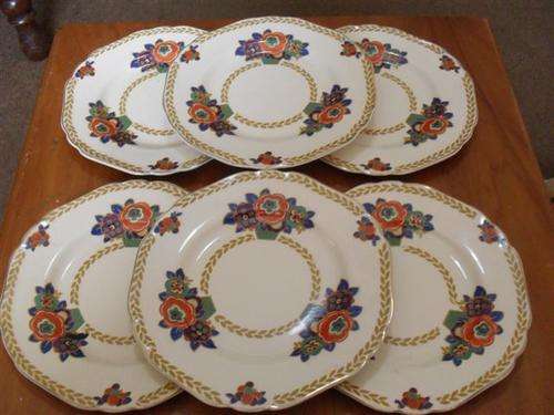 6 VINTAGE SIDE PLATES (ROYAL IVORY MINERVA PATTERN )