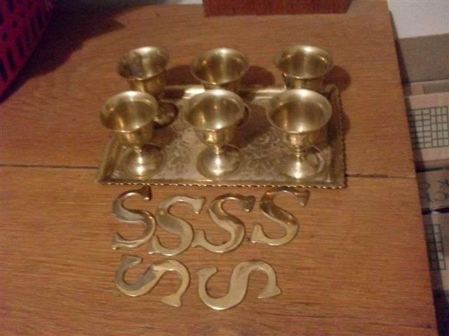 6 X BRASS GOBLETS ON A BRASS TRAY AND 6 X BRASS LETTER S'S