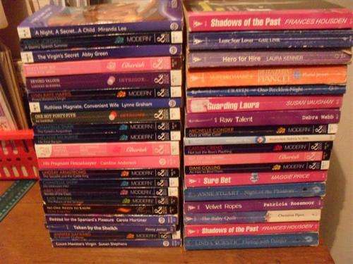 39 VARIOUS MODERN/SILHOUETTE MILLS AND BOON PAPERBACKS