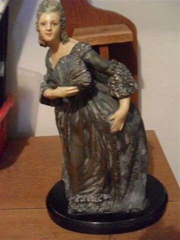 B E A U T I F U L ...... VINTAGE BRASS  STATUE OF A LADY........SEE PICS