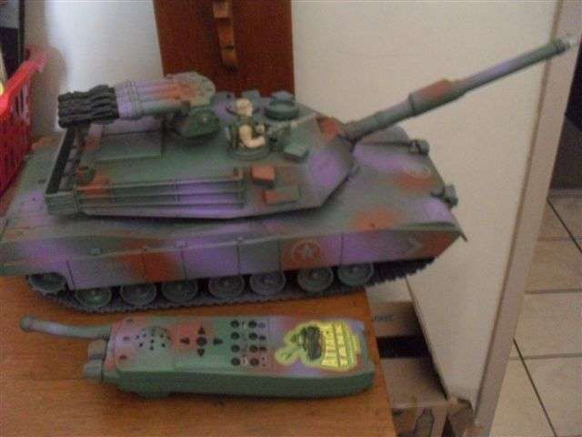 A HUGE BATTERY OPERATED ARMY TANK WITH REMOTE,,,WORKING