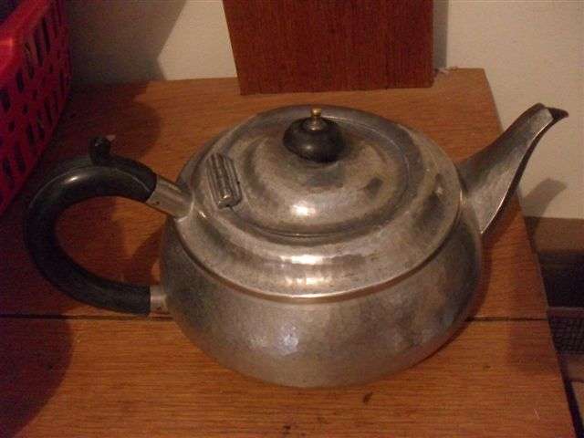 VINTAGE ENGLISH PEWTER TEAPOT (BAKELITE HANDLE & KNOB )