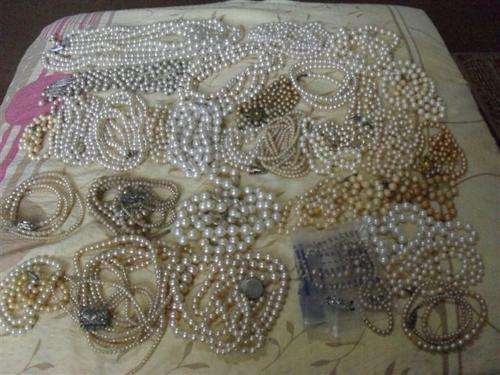 24 NECKLACES AND 8 FOR RESTORATION ??//DONT KNOW IF OR HOW MANY ARE PEARLS ?????