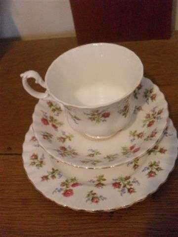PRETTY ROYAL ALBERT TRIO....BEAUTIFUL WINSOME PATTERN.....