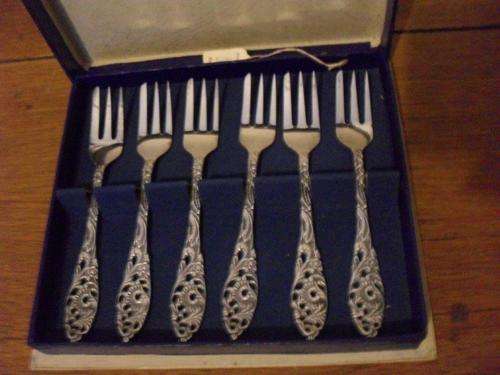BOXED EPNS DUTCH CAKE FORKS...