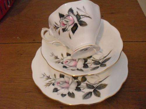 WOW.... ROYAL ALBERT TRIO...QUEEN'S MESSENGER PATTERN....