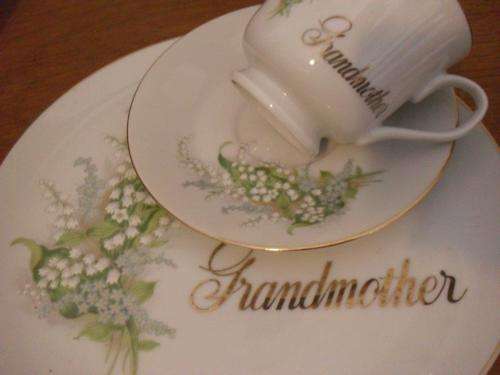 BEAUTIFUL DINNER PLATE AND DUO MARKED GRANDMOTHER WRITTEN IN GOLD