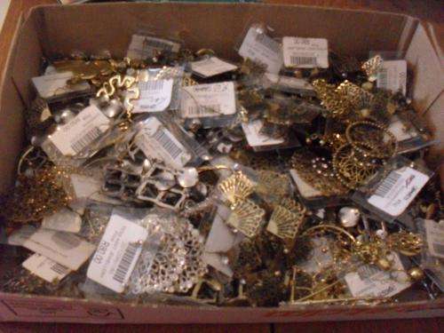 A LARGE JOBLOT OF EARINGS....FOR RESALE OR GIFTS