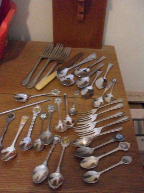 32 VARIOUS EPNS..N/S ..CRESTED TEASPOONS/CAKE FORKS/FORKS  ETC