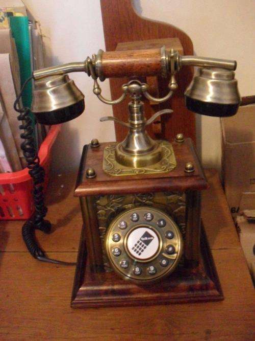 STUNNING VINTAGE 'LOOK' TELEPHONE FOR DISPLAY