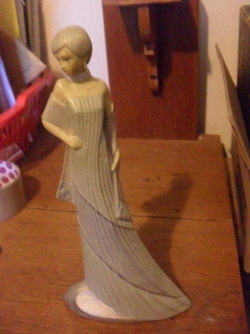 STUNNING PARASTONE ELEGANT FIGURINE