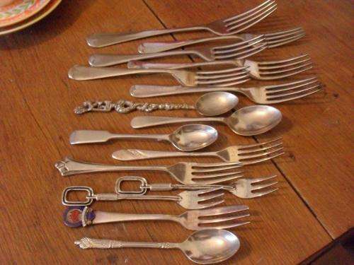 MIX LOT OF 15 VINTAGE PIECES OF CUTLERY....ALL HAVE MARKINGS