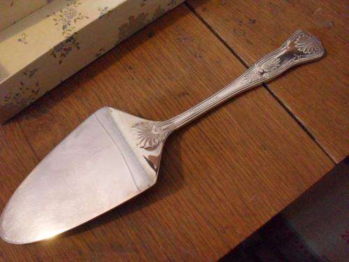 S/P KINGS PATTERN CAKE SERVER