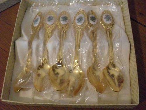 LOVELY  BOXED SET OF 6 EETRITE 24 CT GOLD PLATED TEASPOONS WITH BLUE ROSE PORCELAIN TOPS
