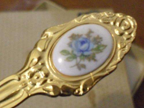 LOVELY  BOXED SET OF 6 EETRITE 24 CT GOLD PLATED TEASPOONS WITH BLUE ROSE PORCELAIN TOPS