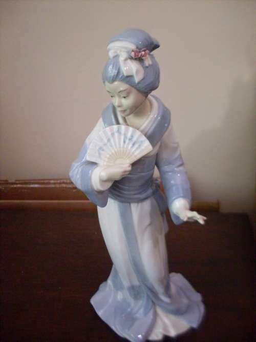 ABSOLUTELY STUNNING GEISHA GIRL FIGURINE