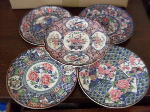 A COLLECTION OF 5 DIFFERENT IMARI SIDE PLATES....
