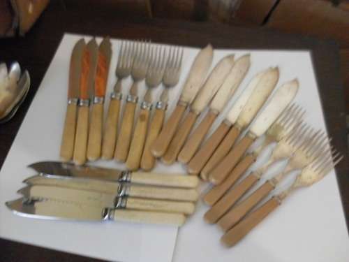 A JOBLOT OF 21 EPNS VINTAGE BONE HANDLE FISH KNIVES AND FORKS