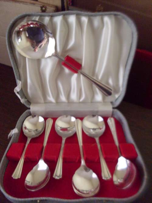 VINTAGE BOXED SET OF A 7 PIECE SPOON SET...EP...ASHBERRY