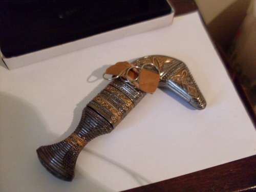 AN UNUSUAL SHAPE S/S KNIFE IN SHEATH  FOR THE COLLECTOR