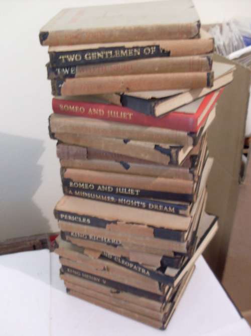 WILLIAM SHAKESPEARE COLLECTION OF 25 LEATHER BOUND BOOKS ....CIRCA 1939