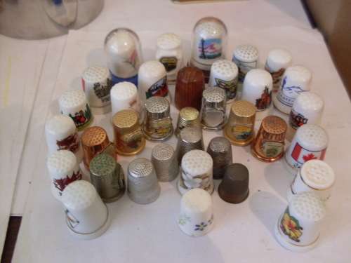 A COLLECTION OF 35 BRASS/METAL/PORCELAIN/PEWTER/COPPER/WOODEN THIMBLES