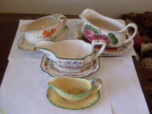 A COLLECTION OF 4 VINTAGE GRAVY BOATS WITH DRIP PLATES
