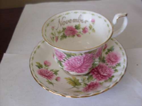 ROYAL ALBERT (NOVEMBER )(FLOWER CHRYSANTHEMUM )TEA CUP DUO