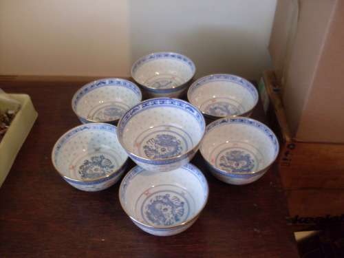 7 X PRETTY ORIENTAL BLUE/WHITE DRAGON/GOLD/FLORAL  DETAIL RICE BOWLS (TRANSLUCENT RICE PATTERN )