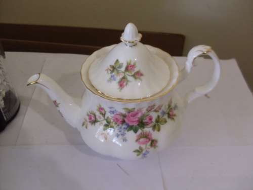 ROYAL ALBERT MOSS ROSE (RED ) TEA FOR 2 TEAPOT WITH LID....DAMAGE FREE